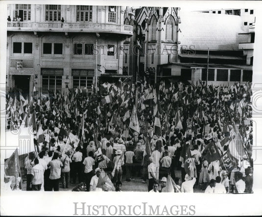 1968 Press Photo Panama City Flag Carrying Panamanians gather National Assembly - Historic Images
