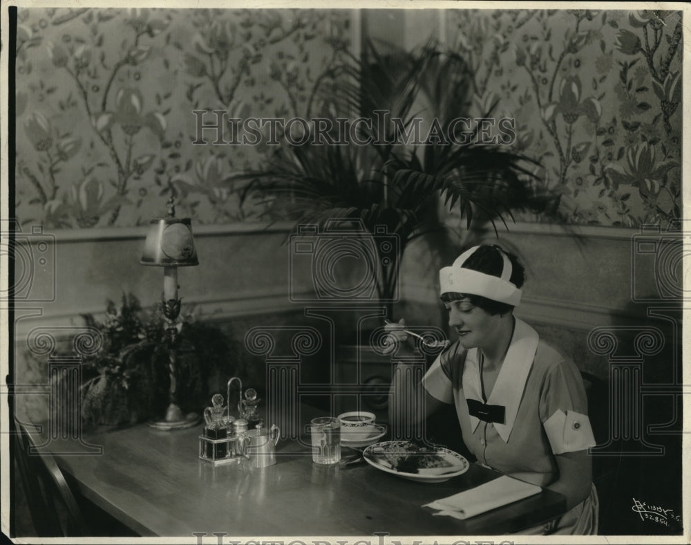 1927 Press Photo Molly Dyrland Spokane Washington, plate Spokane pork & beans - Historic Images