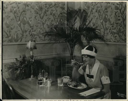 1927 Press Photo Molly Dyrland Spokane Washington, plate Spokane pork & beans - Historic Images