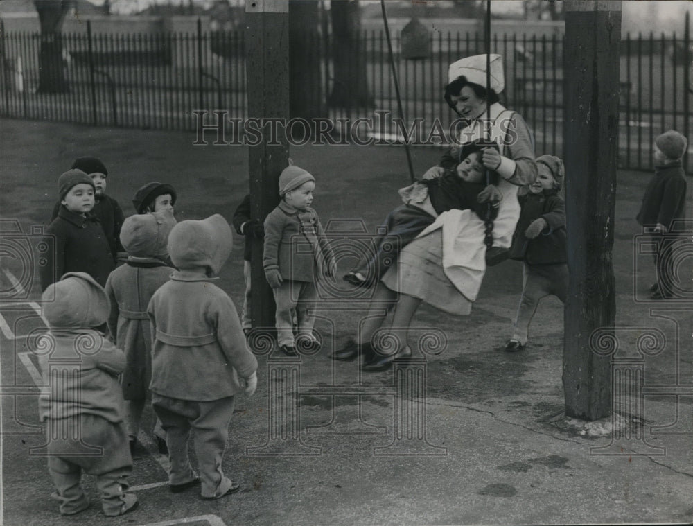 1941 Press Photo London England, bomb shelters children return near Windsor - Historic Images