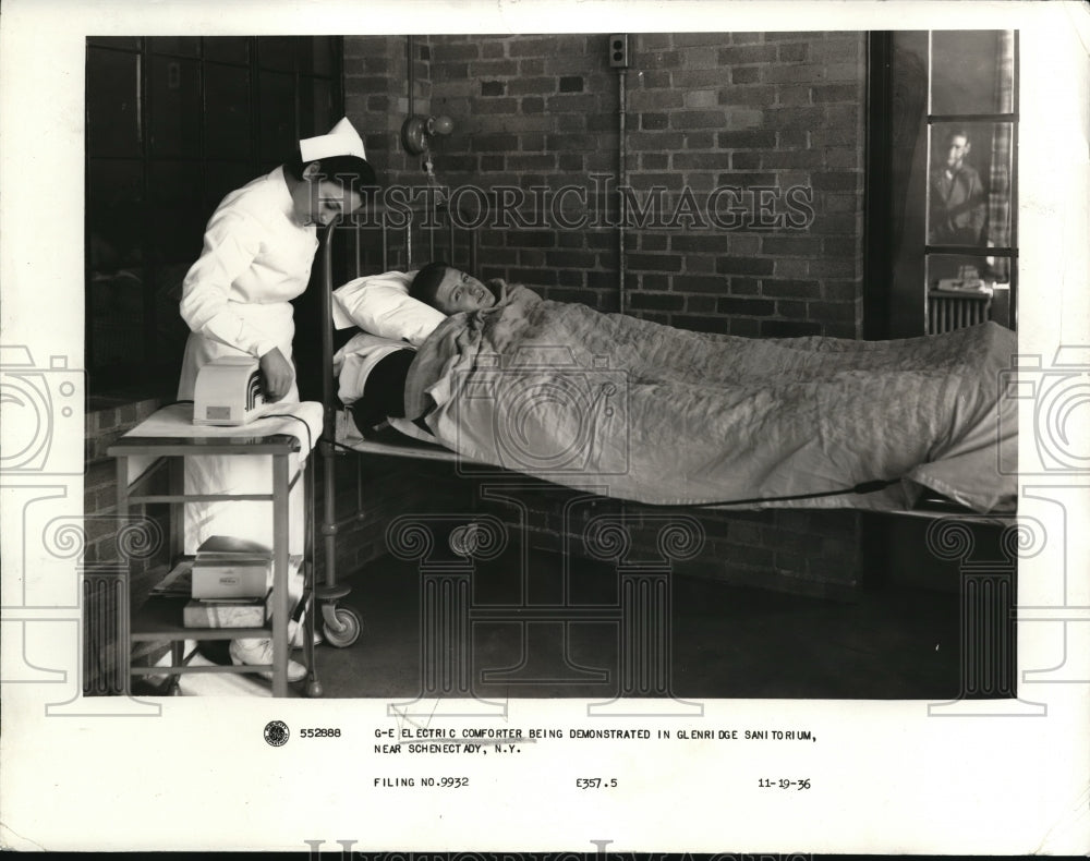 1936 Press Photo General Electric comforter demonstration at Glenridge Saniorium - Historic Images