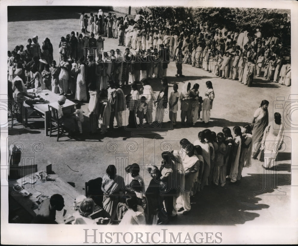 1950 Press Photo Victoria Girls College in Patiala, India where students report - Historic Images