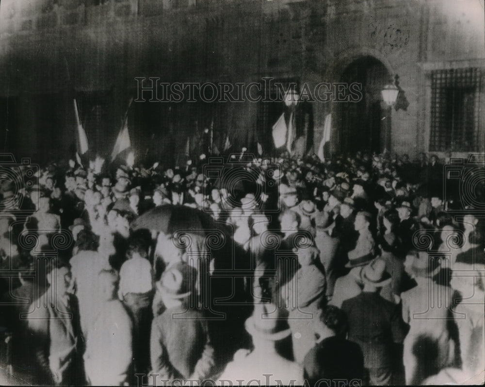 1935 Press Photo Fascist Demonstration at the French Embassy in Rome - Historic Images