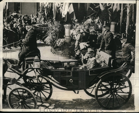 1923 Press Photo King George and King Victor Emmanuel driving to the Quirinal - Historic Images
