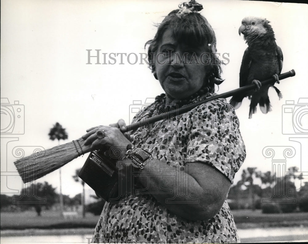 1966 Press Photo Ruth Crockett talks Parrot for walk in St. Petersburg, Florida. - Historic Images