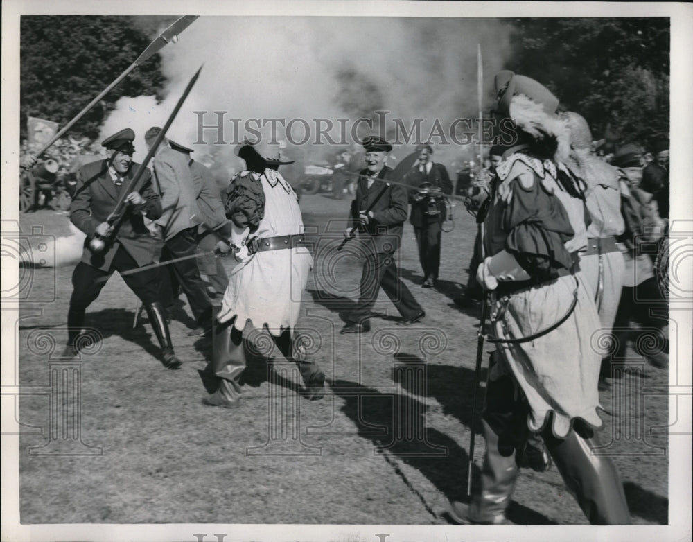 1953 Press Photo Berlin &quot;Pankgrafen&quot; Knights, in historic costumes, engage in - Historic Images