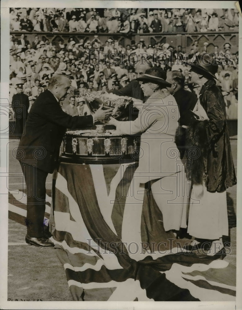 1935 Press Photo Princess Helena Victoria presenting the Davis Cup to Roper - Historic Images