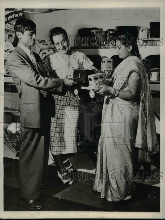 1947 Press Photo Nyalchand R. Shah, left, with his wife, Kamala, are shown - Historic Images