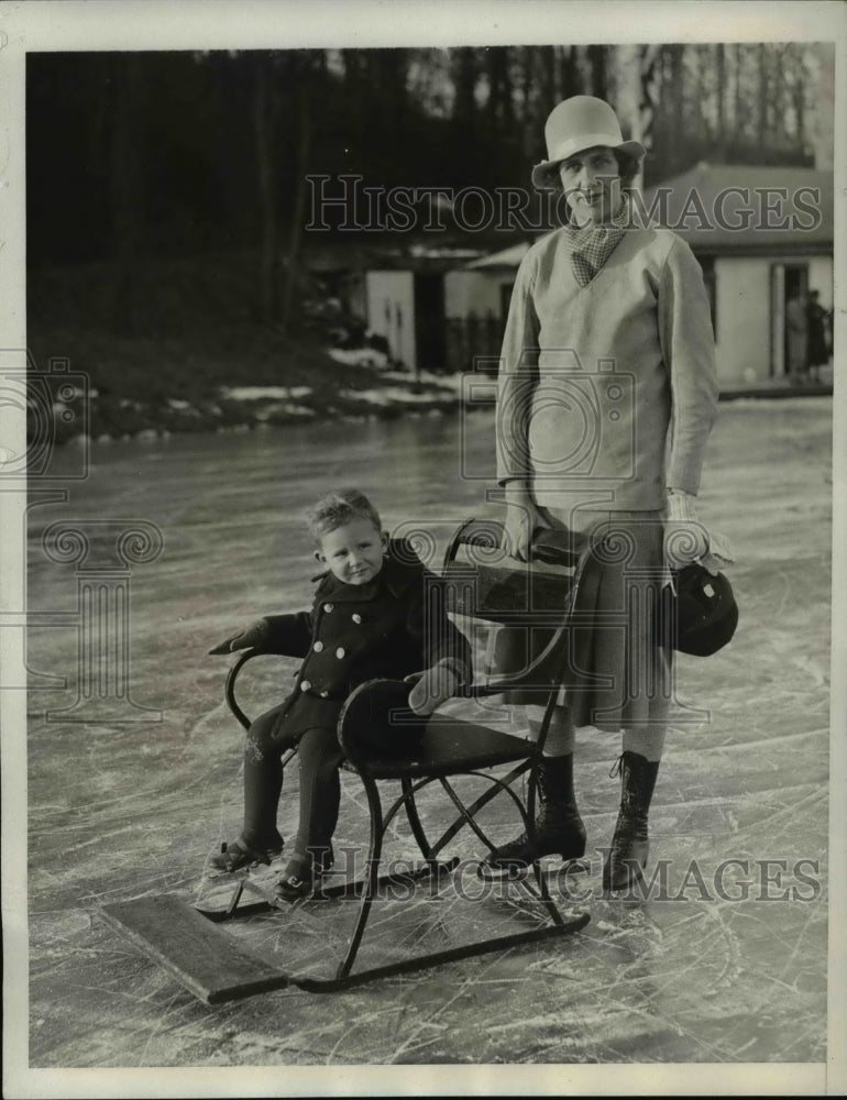 1932 Press Photo Mrs. F.P. Lindh and her son, Harry, on the ice at the Beaver - Historic Images