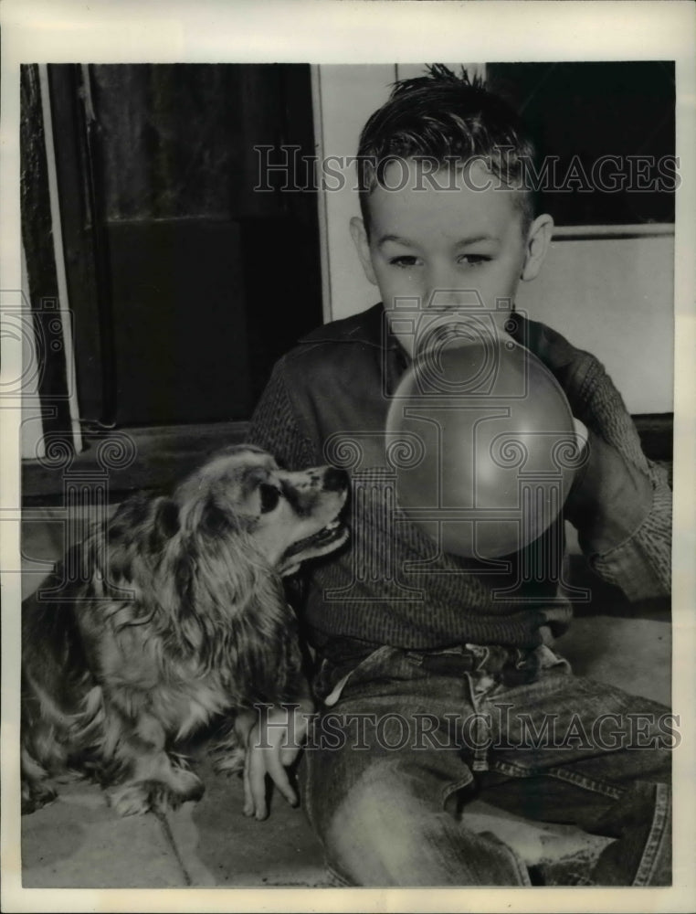 1955 Press Photo Jesse Archer with &quot;Lucky&quot; a shelter dog. - Historic Images