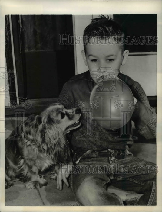 1955 Press Photo Jesse Archer with "Lucky" a shelter dog. - Historic Images