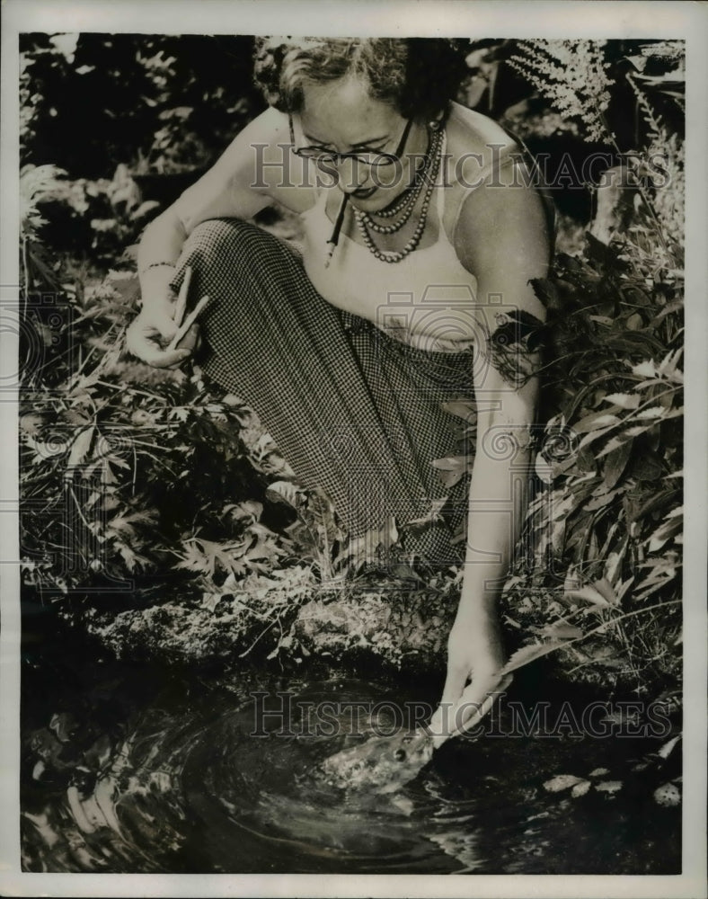 1954 Press Photo Mrs. R.S. Arbin near creek in Gravesend, England. - Historic Images