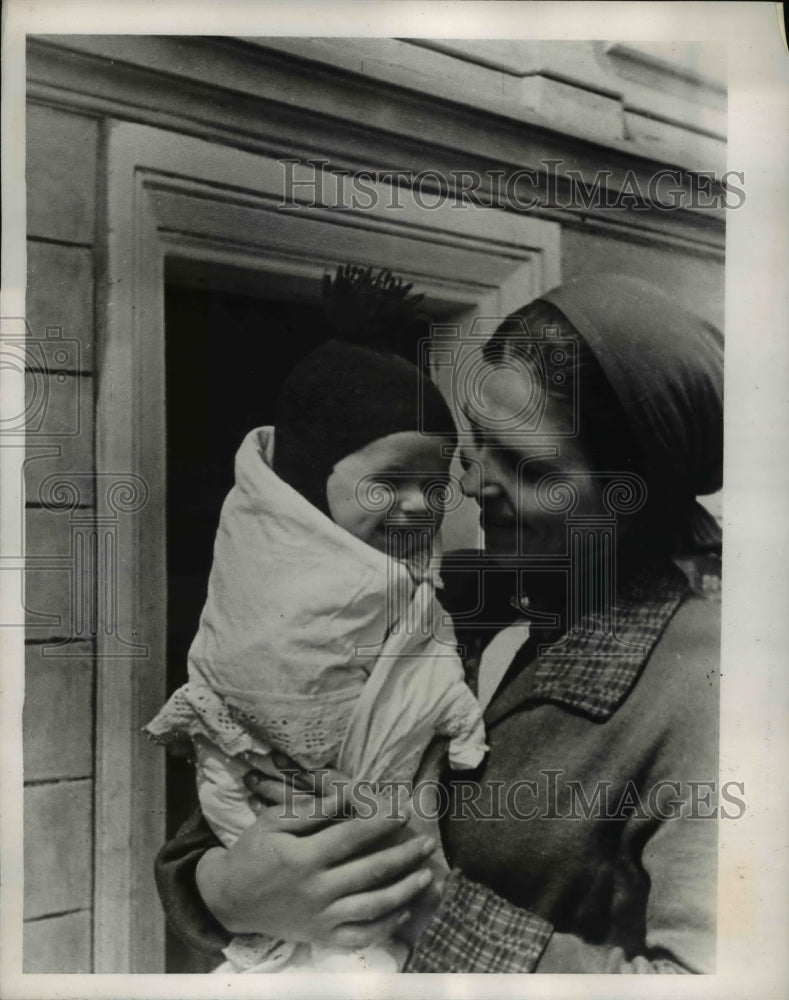 1938 Soviet A Pimkina, Marat Confectionary workwoman with son Tolia - Historic Images