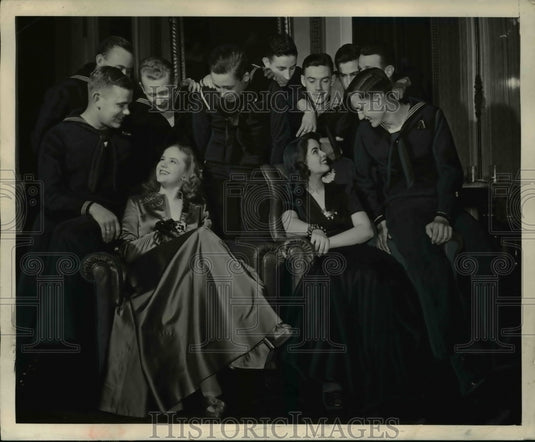 1942 Patricia Peardon, Junior Miss star and Oona O'Neil, top girl-Historic Images