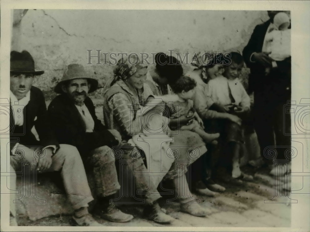 1930 Press Photo Italian Earthquake Refugees in Malfi-Historic Images