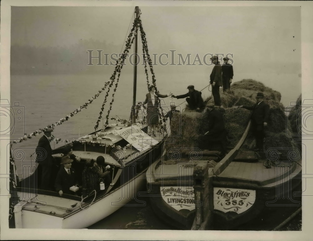 1929 Press Photo Miss Loraine Selling Geraniums to Barge Workers-Historic Images