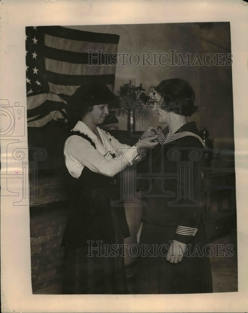 1919 Press Photo Marguerite L. Smith Presenting Trophy to YWCA&#39;s Helen Locke - Historic Images