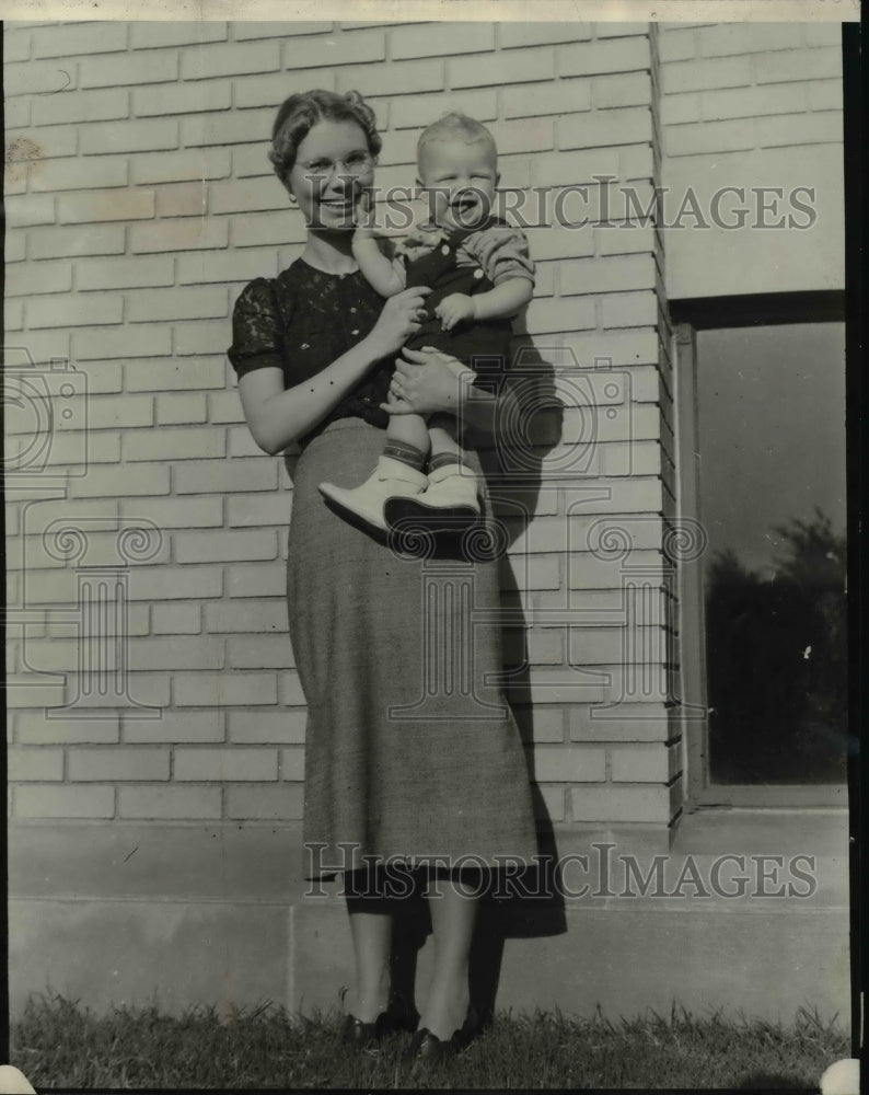 1938 Press Photo Rosa Lee Glazner &amp; Infant Son Chuck, Charged Forgery, Texas - Historic Images