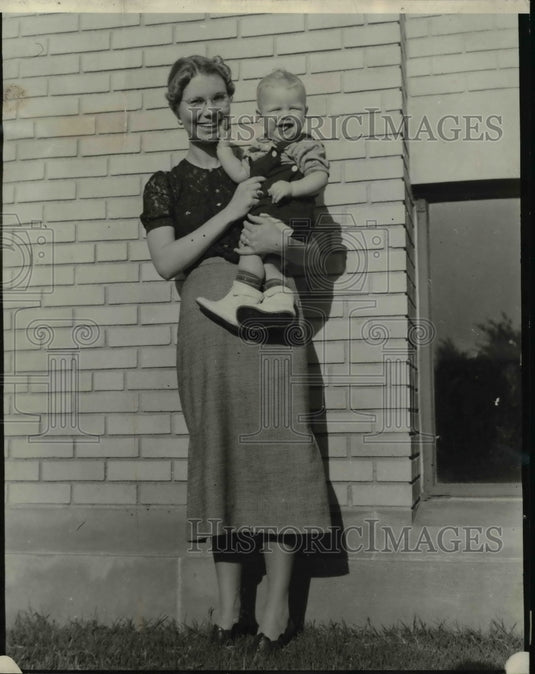 1938 Press Photo Rosa Lee Glazner & Infant Son Chuck, Charged Forgery, Texas - Historic Images