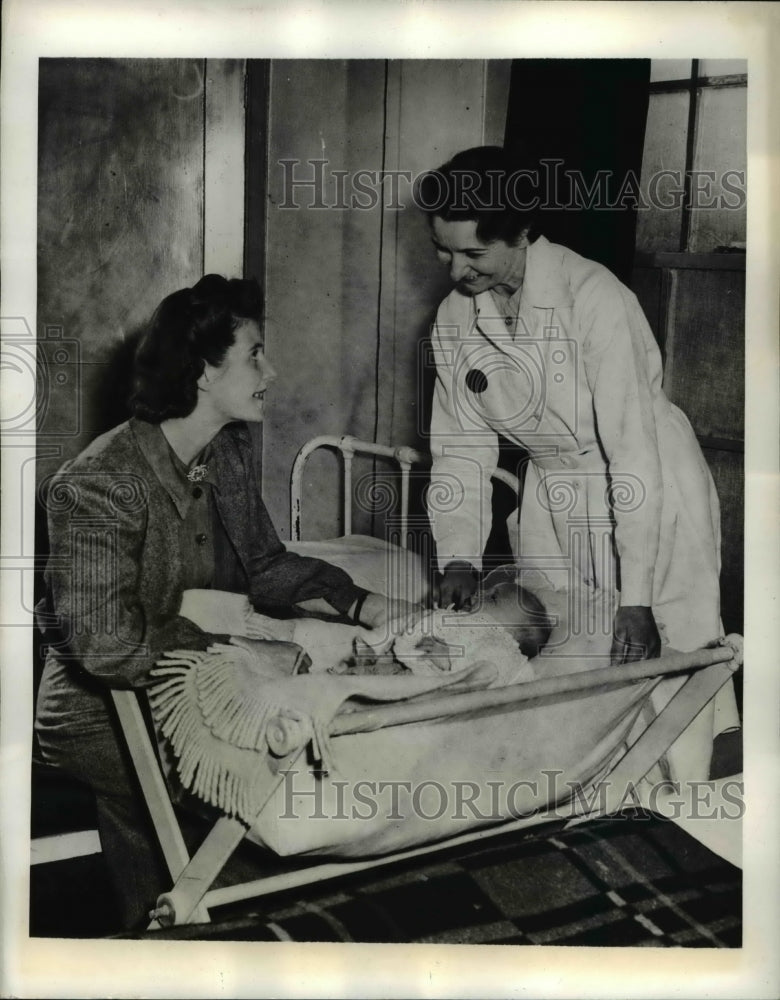 1941 Press Photo Visiting Nurse &amp; Hilda Griggs, Baby Son Edward Stephen, England - Historic Images