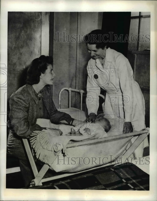 1941 Press Photo Visiting Nurse & Hilda Griggs, Baby Son Edward Stephen, England - Historic Images