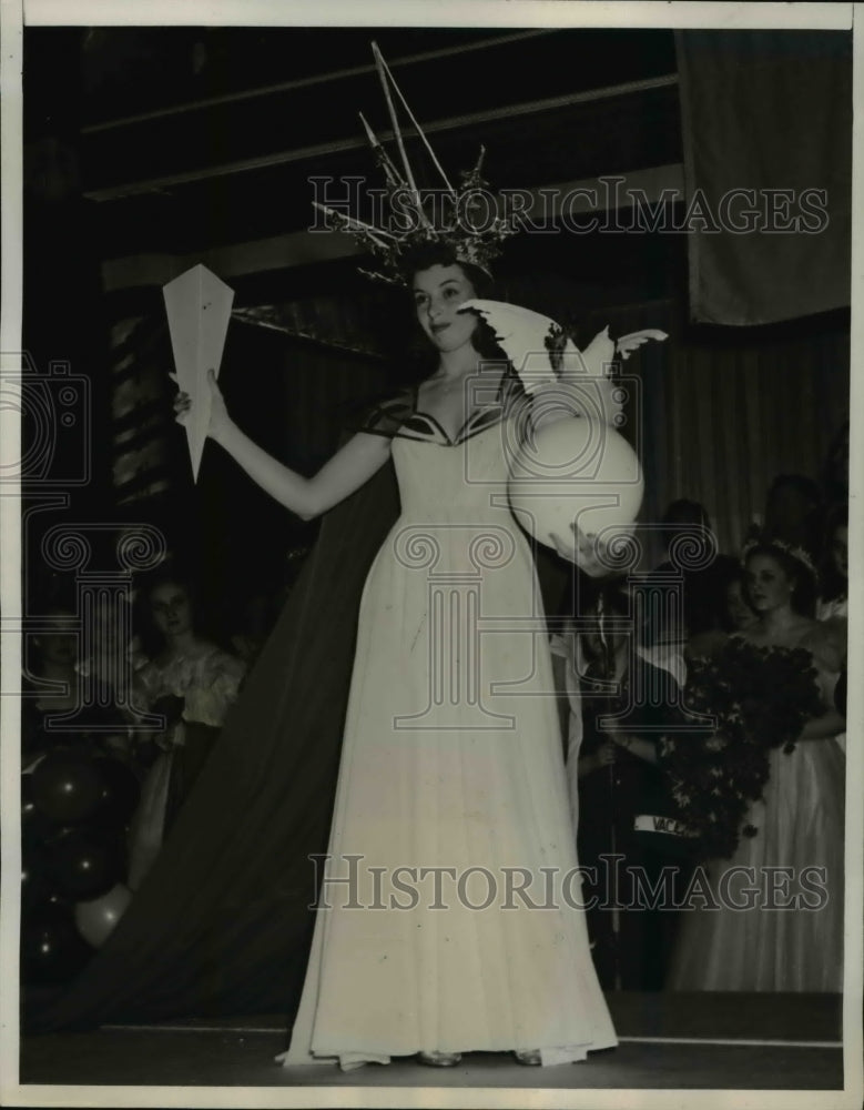 1940 Press Photo Sally Gelcor as Ms New York in Parade of States Costume Contest - Historic Images