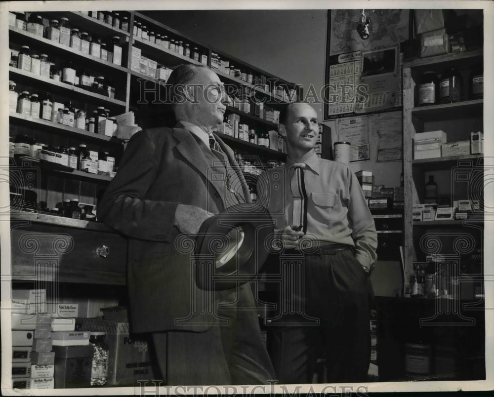 1949 Press Photo John Pressley&#39;s(right) Drug Store next to clinic - Historic Images