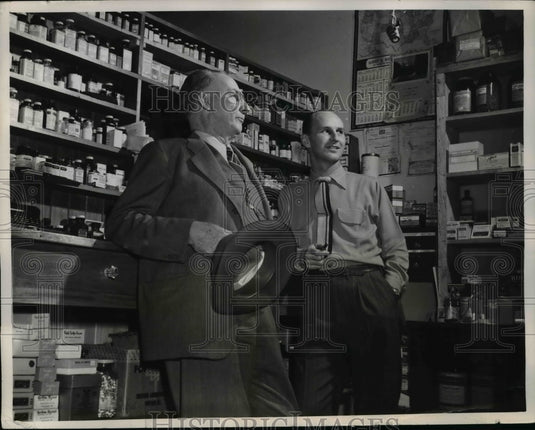 1949 Press Photo John Pressley's(right) Drug Store next to clinic - Historic Images