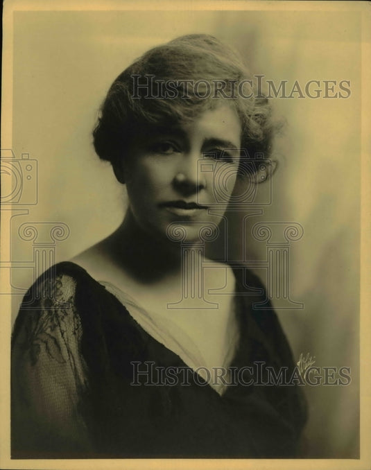 1924 Press Photo Alethia Luce with Julia Chandler wrote "The Gift" - Historic Images