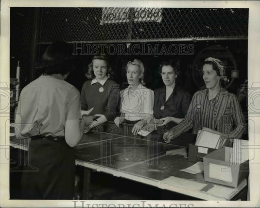 1942 Press Photo Clerk Anne Popovich waits on "customers" Margaret McClintock, - Historic Images