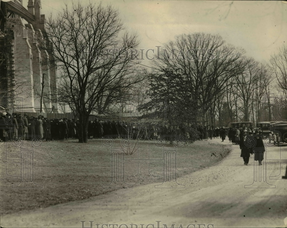 1924 Press Photo Crowd outside Washington D.C. church. - Historic Images
