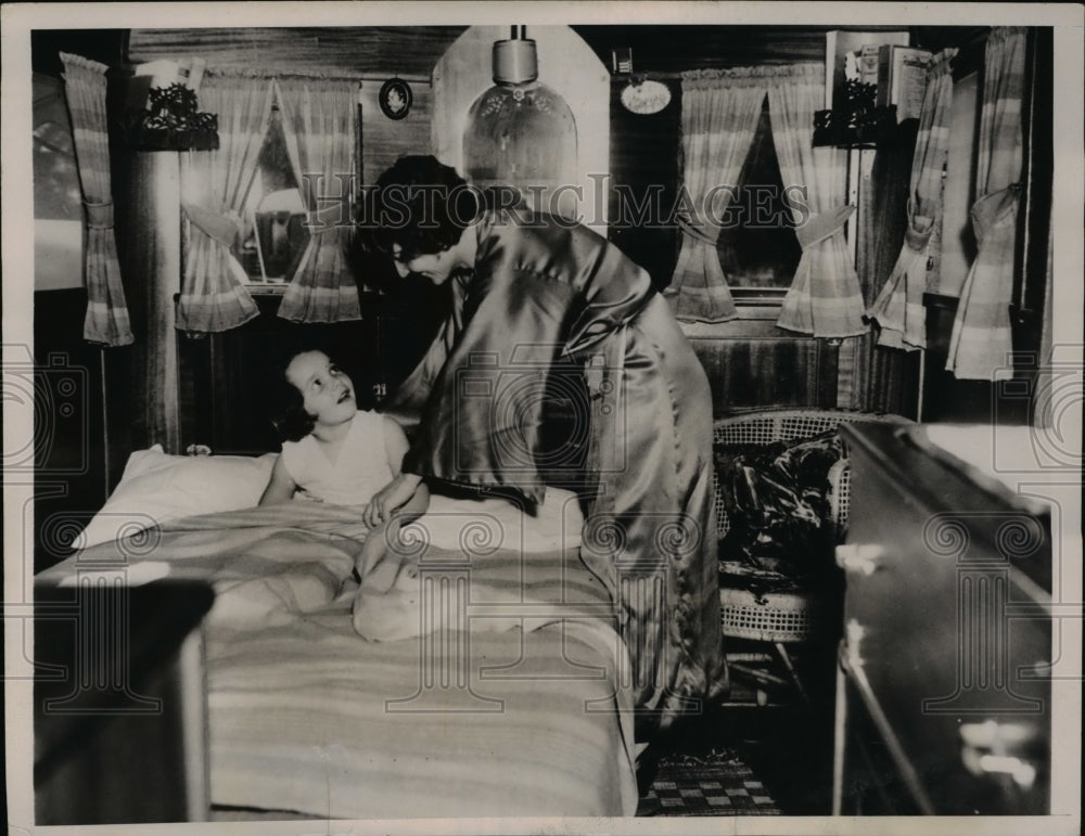 1937 Press Photo Mrs. J.J. Locke tucking in her daughter Peggy, as night falls - Historic Images