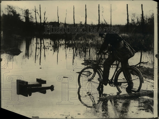 1923 Press Photo A postman inconvenienced by the Thames Flood in England - Historic Images
