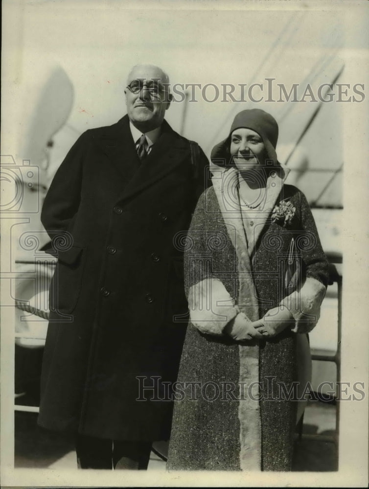 1929 Press Photo Sir Frederick Mills and Lady Mills as they arrived - Historic Images