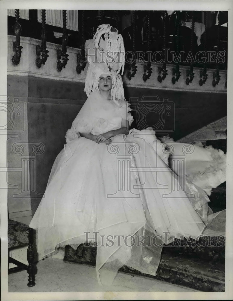 1934 Press Photo Mrs. Hugh Wallace pictured in costume - Historic Images