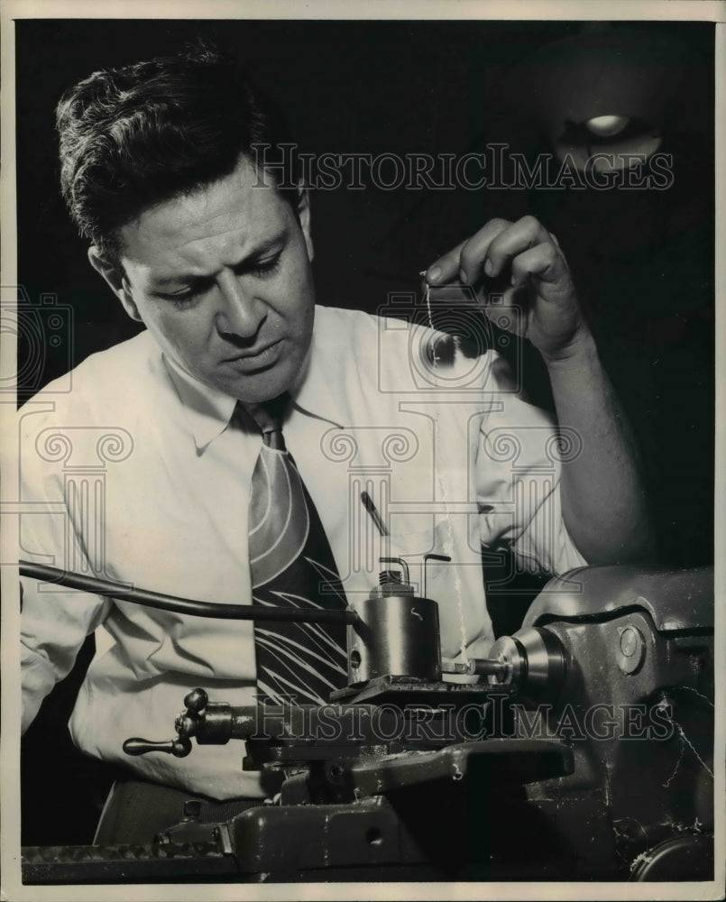 1949 Press Photo Xavier Villagren, mills the Lenses at a precision Lathe - Historic Images