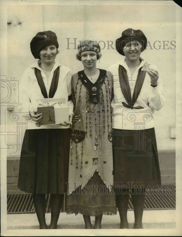 1926 Press Photo Mrs. Coolidge presented ceremonial head band from Camp Fire - Historic Images