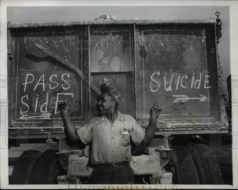 1947 Press Photo Lindsey Beard, driver for a local trucking firm, points to the - Historic Images
