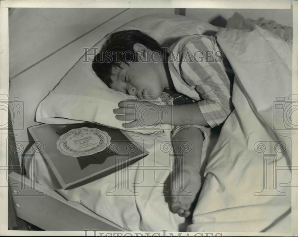 1939 Press Photo La Calif Bobs Watson child actor resting between movies - Historic Images