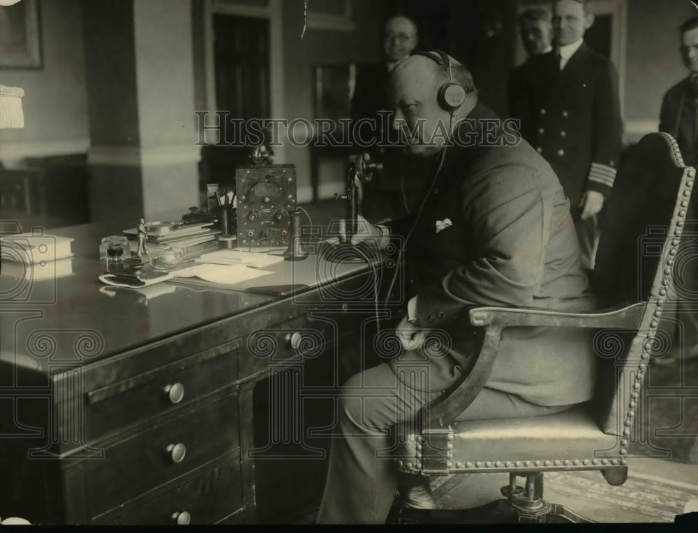 1922 Press Photo Secy Denby at wireless telephone for daily news - Historic Images