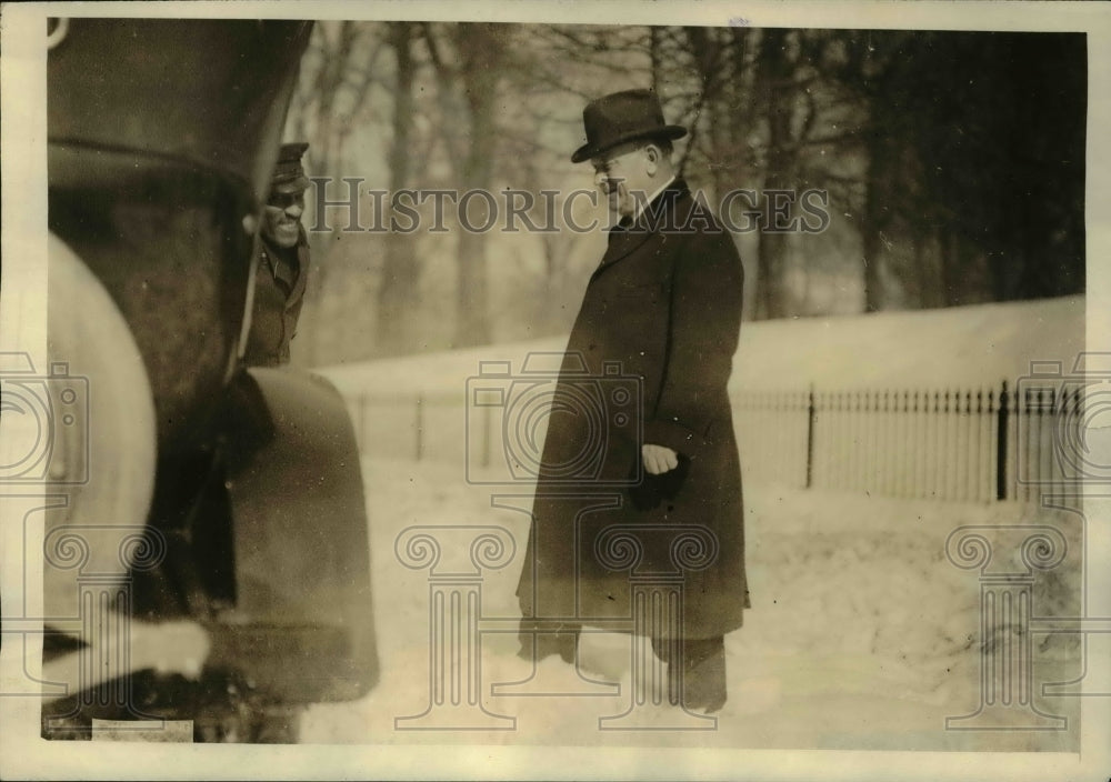 1922 Press Photo Sec of the Navy Denby in snow at a cabinet meeting - Historic Images