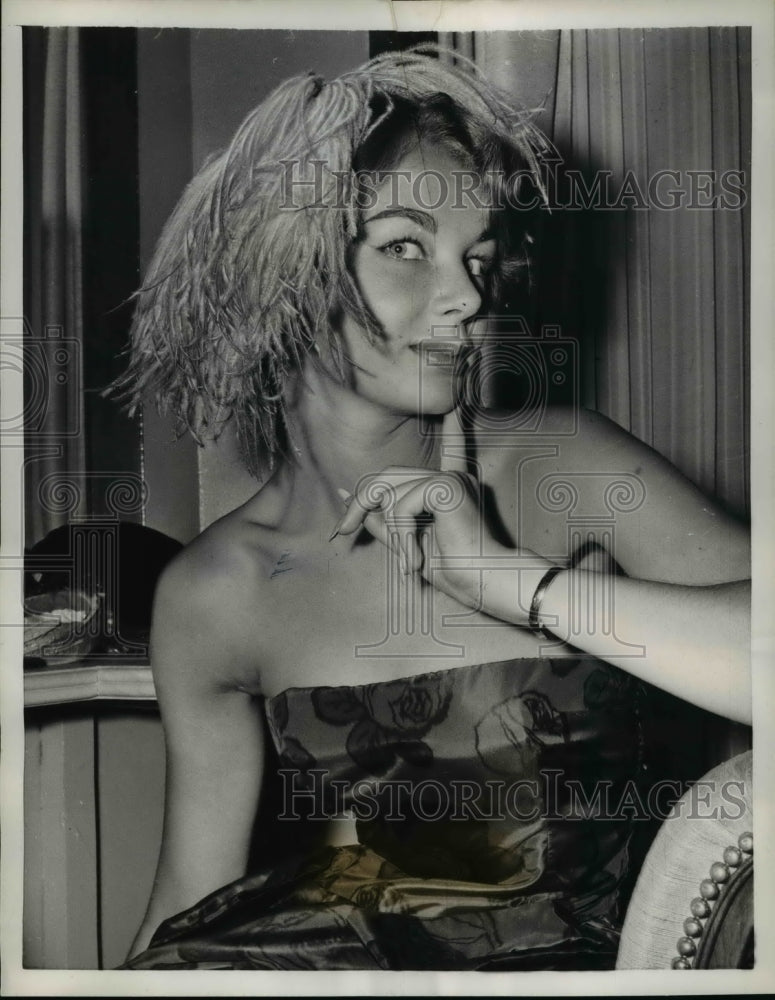 1958 Press Photo Caroline Ponsonby strikes a fetching pose in Paris. She is-Historic Images