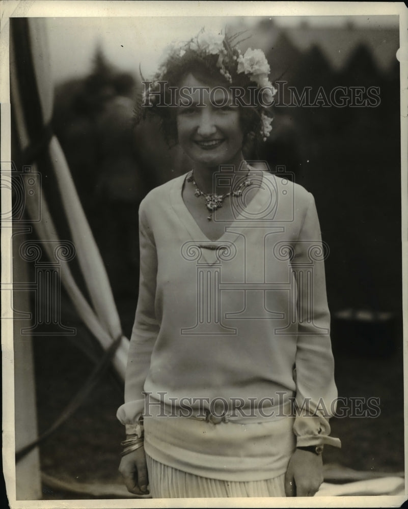1927 Press Photo Sylvia Walker after being crowned the Queen of the May at Bryn - Historic Images