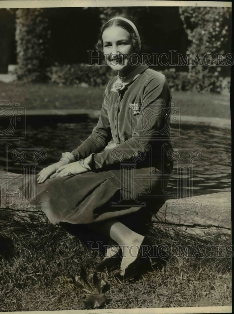 1925 Press Photo Miss Sylvia Walker, newly elected president of the Junior Class - Historic Images