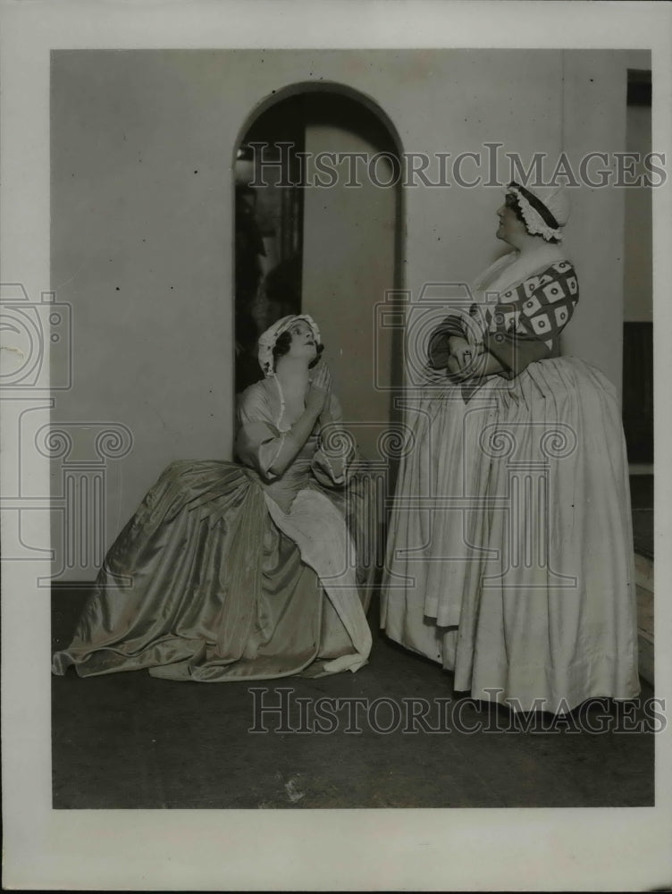 1923 Press Photo Ms. Lilian Davies & Ms. Wi nifred Hare rehearsing for "POLLY" - Historic Images