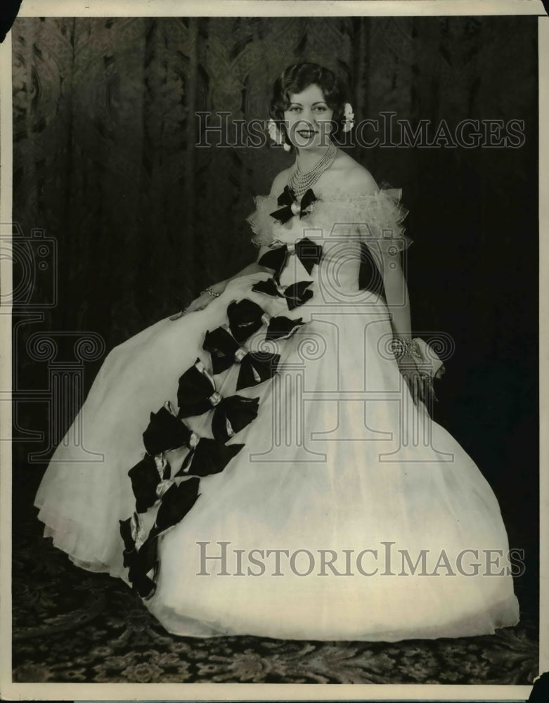 1929 Press Photo Mrs. Edna Dunham dressed as Lady of France in a Pagea ...