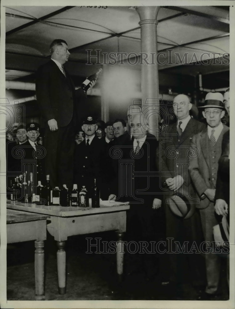 1933 Press Photo Warren Van Dyke, Whiskey on the Auction Block - Historic Images