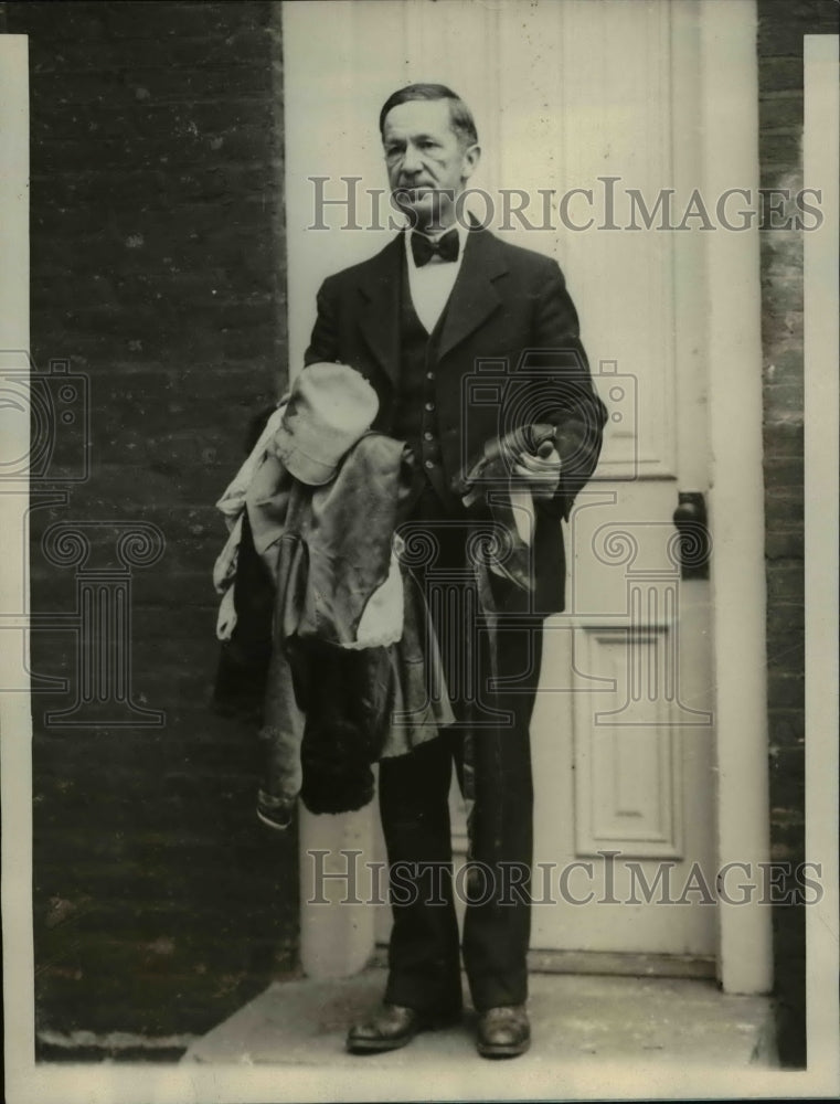 1928 Press Photo Country Detective Stevenson, held dead woman&#39;s clothes - Historic Images