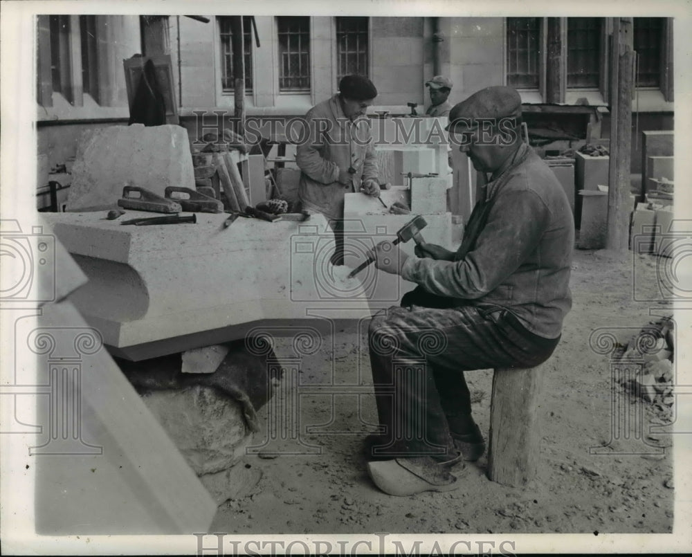 1946 Press Photo Craftsmen patiently chip away at blocks of stone - Historic Images