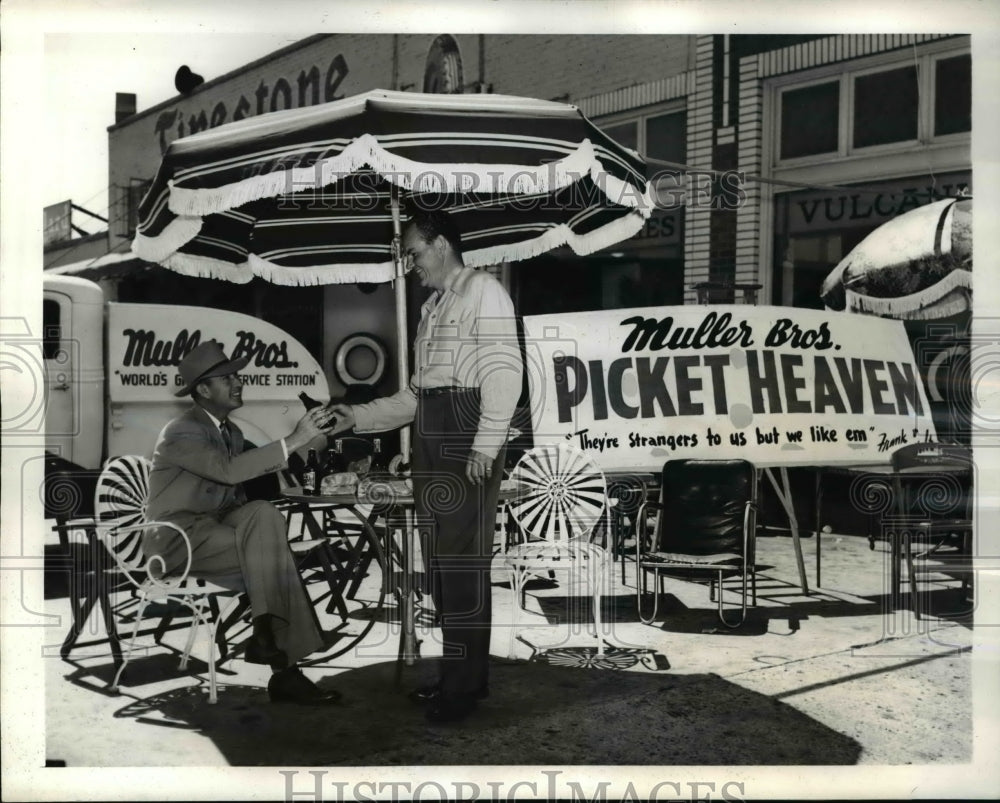 1941 Press Photo Frank Muller &amp; pickets in Hollywood Calif at service station - Historic Images